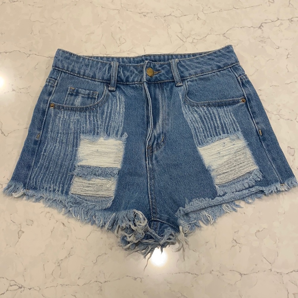 NWOT NEVER WORN LIGHT RIPPED TRENDY JEAN SHORTS - Picture 2 of 6